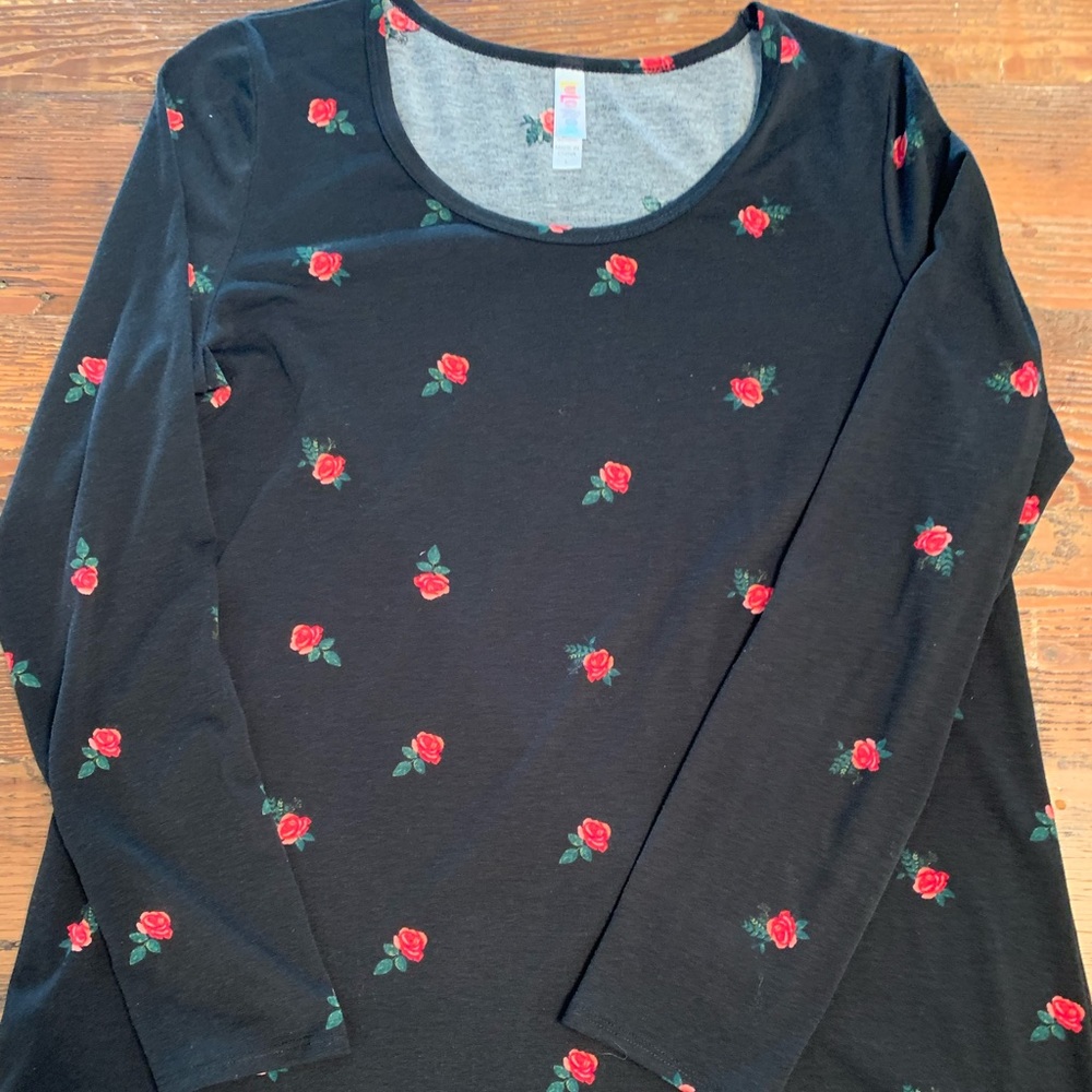 LulaRoe Lynnae long sleeve T.